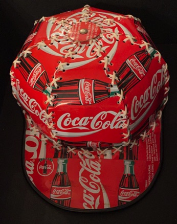 8657-2 € 5,00 coca cola petje gemaakt van blikjes.jpeg